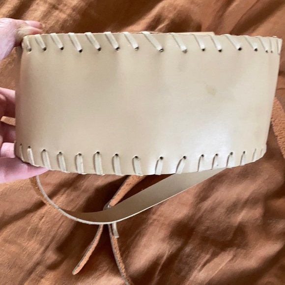 Leather tooled bohemian saddle bag - Picture 9 of 9